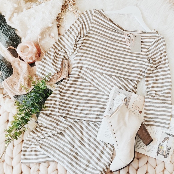 𝕓𝕒𝕚𝕝𝕖𝕪 𝟜𝟜 𝕤𝕥𝕣𝕚𝕡𝕖 𝕕𝕣𝕖𝕤𝕤 - Picture 2 of 5